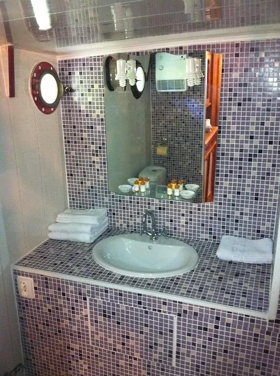 Peniche Le Hasard Bed & Breakfast Villeneuve-les-Avignon 5*,
